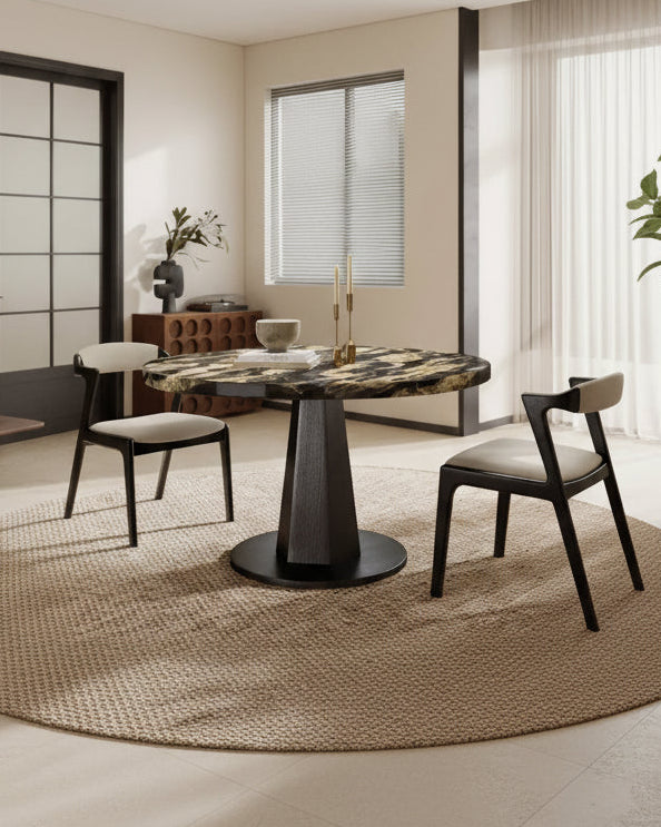 Table à manger moderne aspect marbre avec piètement central en bois