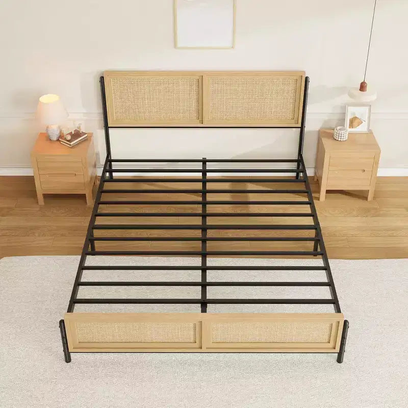Cadre de lit Boho pour lit double/Queen/King avec tête et pied de lit en rotin naturel, lit plateforme en bois, aucun sommier tapissier requis, silencieux