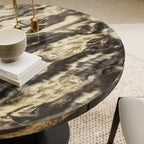 Table à manger moderne aspect marbre avec piètement central en bois