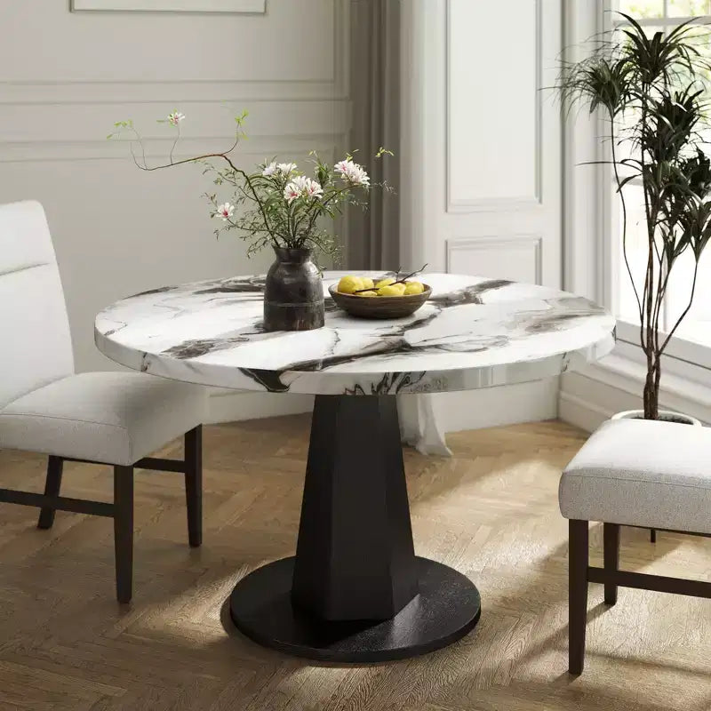 Table à manger moderne aspect marbre avec piètement central en bois